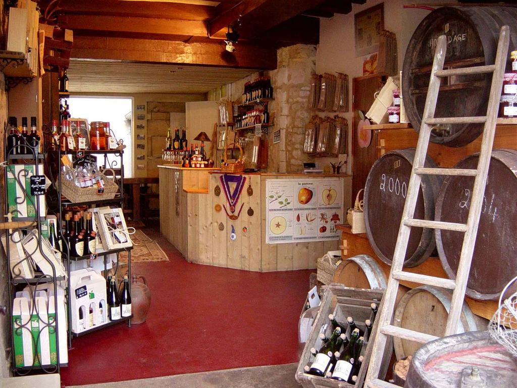 Logis Les Remparts Acomodação com café da manhã Bayeux Exterior foto